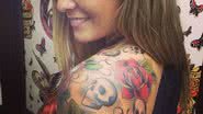 Imagem Ex-BBB tatua rosas e caveiras no ombro. Veja foto