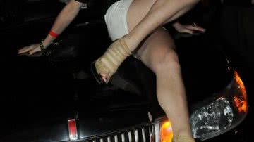 Imagem Ex-BBB beija morena e posa todo sensual. Veja fotos