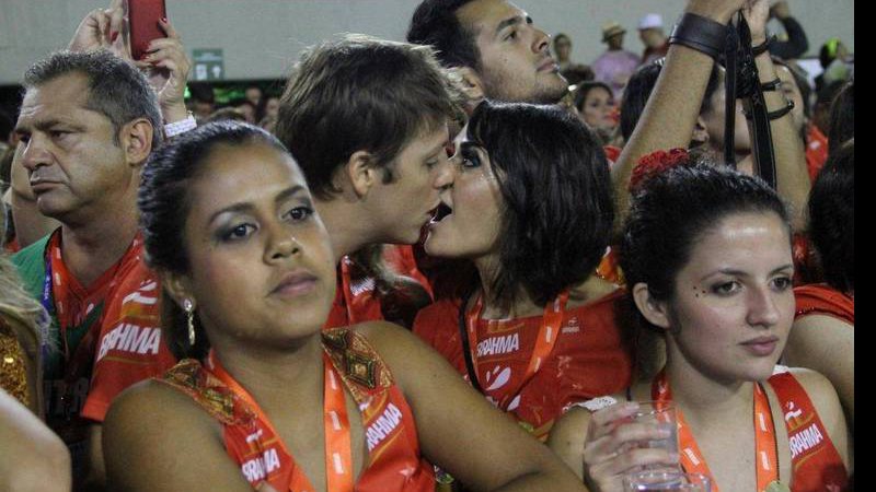 Imagem Fábio Porchat beija morena na Sapucaí