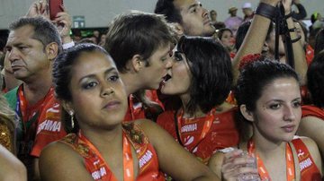 Imagem Fábio Porchat beija morena na Sapucaí