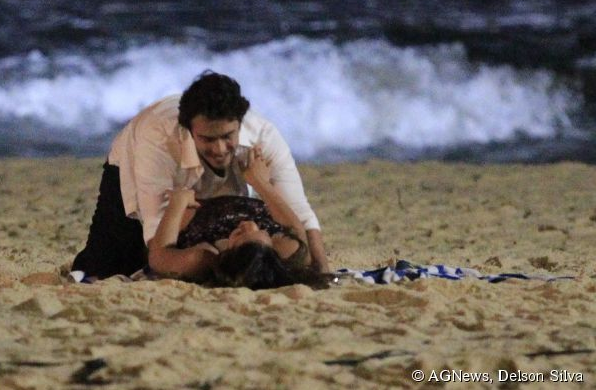 Imagem Bruna Marquezine mostra o bumbum durante gravação de novela