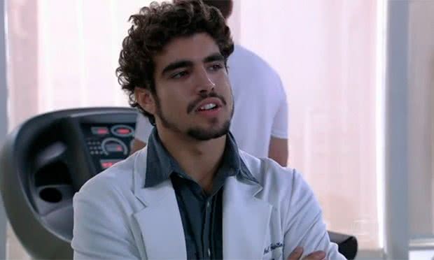 Imagem Caio Castro enfia o dedo no nariz para não ser importunado