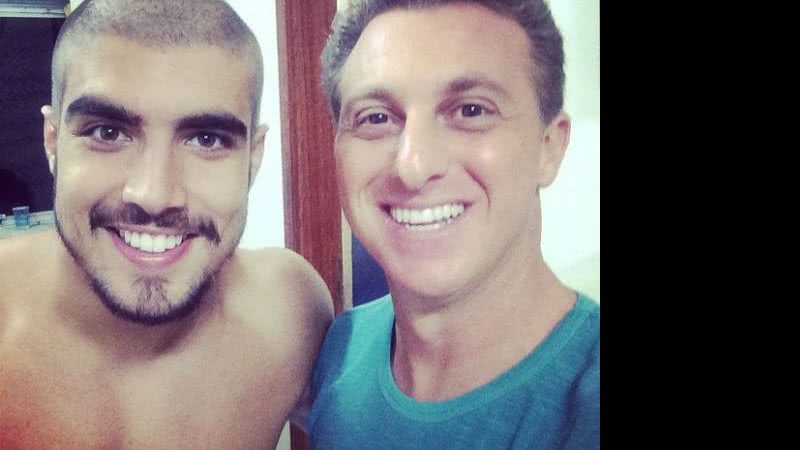 Imagem Caio Castro raspa a cabeça com Luciano Huck