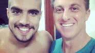 Imagem Caio Castro raspa a cabeça com Luciano Huck