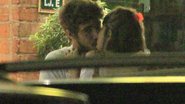 Imagem Caio Castro e Maria Casadevall são clicados juntos aos beijos