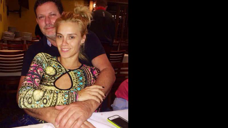 Imagem Íntimos: assessor de Ivete aparece abraçadinho com Carol Dieckmann