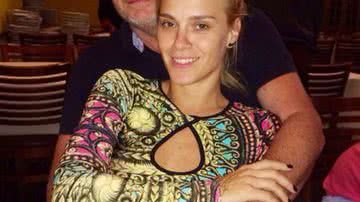 Imagem Íntimos: assessor de Ivete aparece abraçadinho com Carol Dieckmann