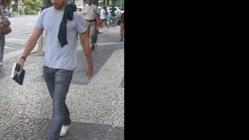Imagem Cauã Reymond é flagrado com livro erótico