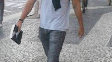 Imagem Cauã Reymond é flagrado com livro erótico