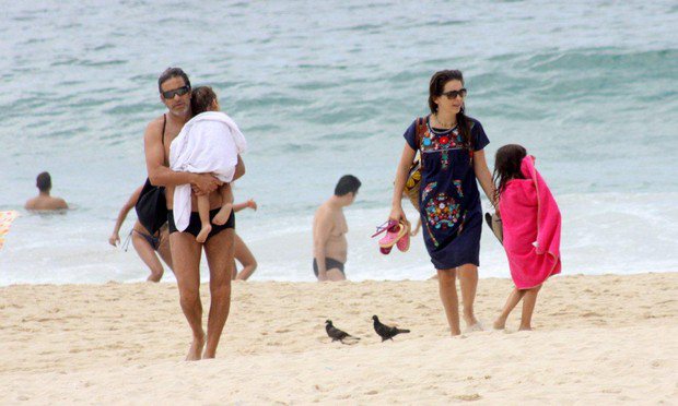 Imagem Claudia Abreu se diverte com a família na praia