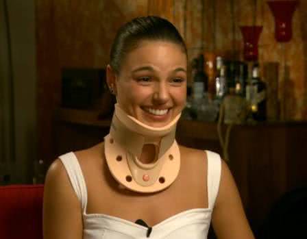Imagem Isis Valverde aparece pela primeira vez sem colar cervical