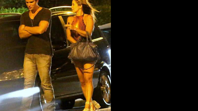 Imagem Danielle Winits e Jonatas Faro brigam na frente de escola do filho