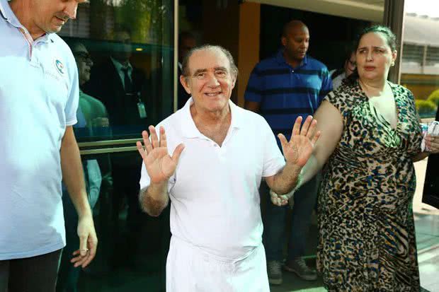 Imagem Renato Aragão volta para casa após passar por cirurgia