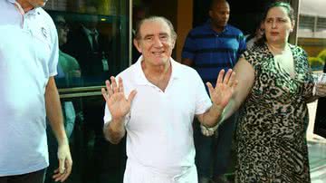 Imagem Renato Aragão volta para casa após passar por cirurgia