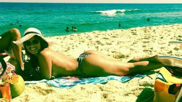 Imagem Fani Pacheco faz topless na praia