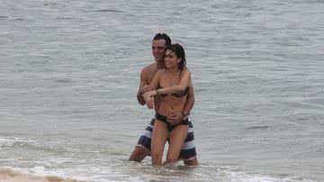 Imagem Rodrigo Lombardi e Fernanda Paes Leme se beijam 