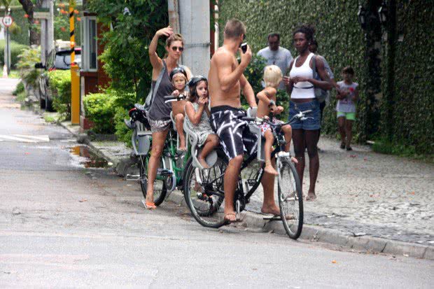 Imagem Fernanda Lima pedala com marido e filhos