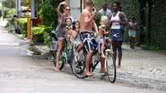 Imagem Fernanda Lima pedala com marido e filhos