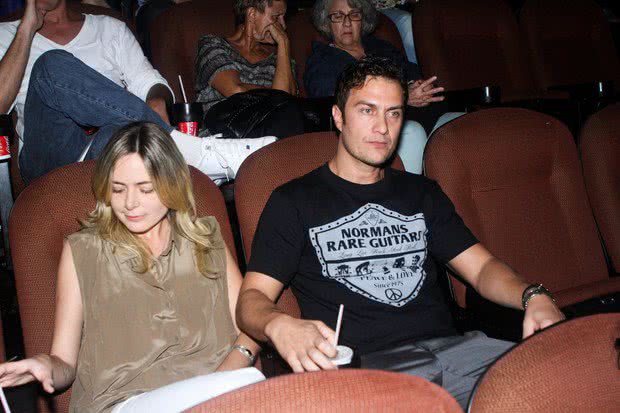 Imagem Gabriel Braga faz cara de poucos amigos para foto