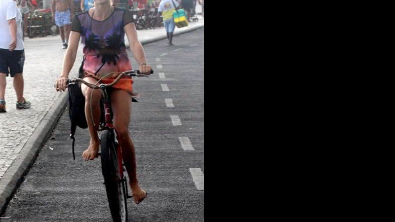 Imagem Grazi Massafera rouba bicicleta de paparazzo durante passeio na orla
