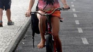Imagem Grazi Massafera rouba bicicleta de paparazzo durante passeio na orla