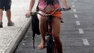 Imagem Grazi Massafera rouba bicicleta de paparazzo durante passeio na orla