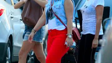 Imagem Isis Valverde vai a restaurante com amigas e é xingada