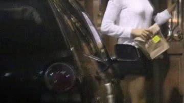 Imagem Isis Valverde passeia feliz da vida com as amigas