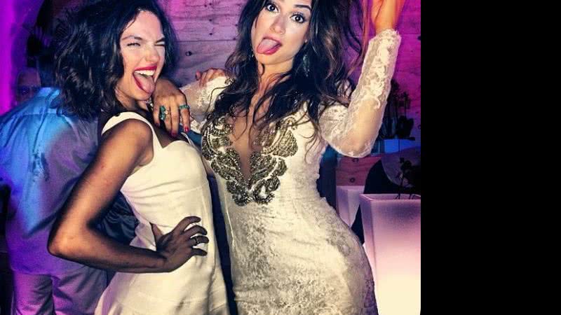 Imagem Isis Valverde passa Réveillon coladinha com Thayla Aiala