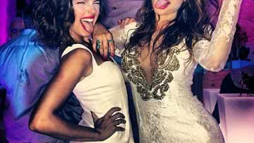 Imagem Isis Valverde passa Réveillon coladinha com Thayla Aiala