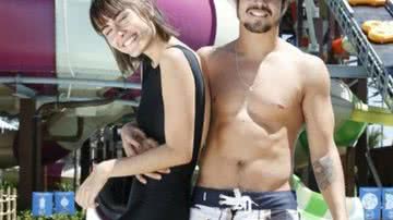 Imagem Caio Castro e Maria Casadevall estão juntinhos em Morro de São Paulo