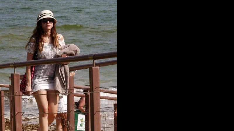 Imagem Maria Melilo desfila em praia no primeiro dia do ano