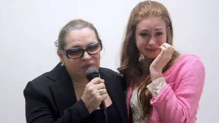 Imagem Marina Ruy Barbosa chora ao visitar crianças com câncer