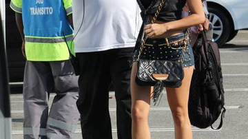 Imagem Nanda Costa 'desfila' vestida de prostituta