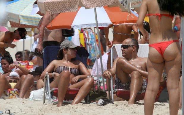 Imagem Patrícia Poeta é fofografada de biquíni em praia. Veja