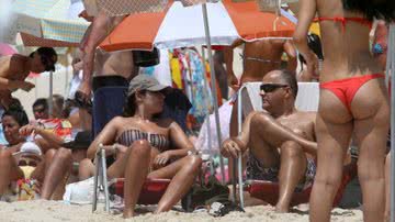Imagem Patrícia Poeta é fofografada de biquíni em praia. Veja
