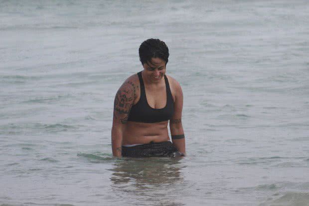 Imagem Thammy Miranda faz piada de sua "pança sexy'"