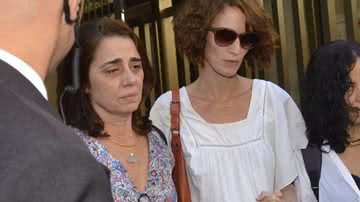 Imagem Filhas e viúva de José Wilker saem abatidas de velório