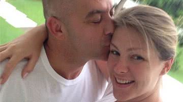 Imagem Ana Hickmann aparece sem maquiagem em foto ao lado do marido