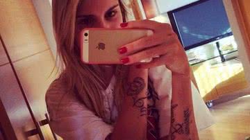 Imagem Bárbara Evans faz tatuagem em homenagem a mãe e ao pai