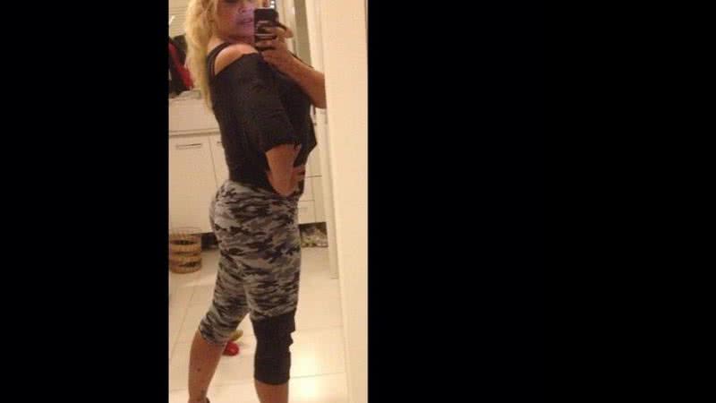 Imagem Monique Evans posa no espelho e diz: "Bumbum continua durinho"