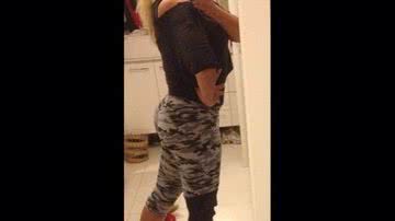 Imagem Monique Evans posa no espelho e diz: "Bumbum continua durinho"