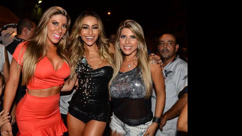 Imagem Sabrina Sato quase paga peitinho em ensaio da Gaviões