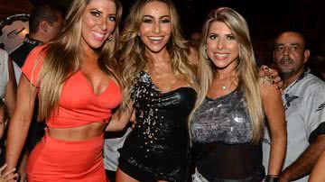 Imagem Sabrina Sato quase paga peitinho em ensaio da Gaviões