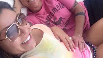 Imagem Thammy Miranda curte domingo coladinha em namorada