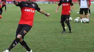 Imagem  Escudero pode desfalcar o Vitória contra o Santos
