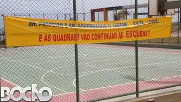 Imagem  Às escuras: população cobra luz em quadra. Prefeitura culpa Conder, que rebate