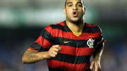 Imagem Imprensa carioca coloca Adriano, o Imperador, no Vitória