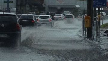 Imagem Chuva alaga Pituba, Itaigara e Av. ACM