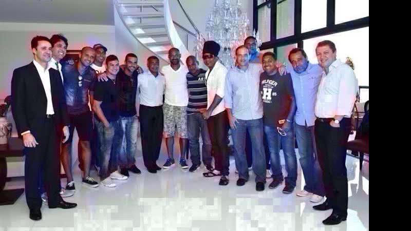 Imagem Romário, Tiririca, Brown e outros se reúnem para almoço